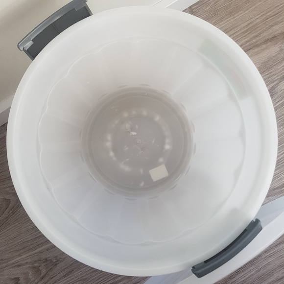 {FWP} [MISTRAL] 6-Gallon White Hamelin Garbage Bin with Locking Lid - Picture 6 of 9